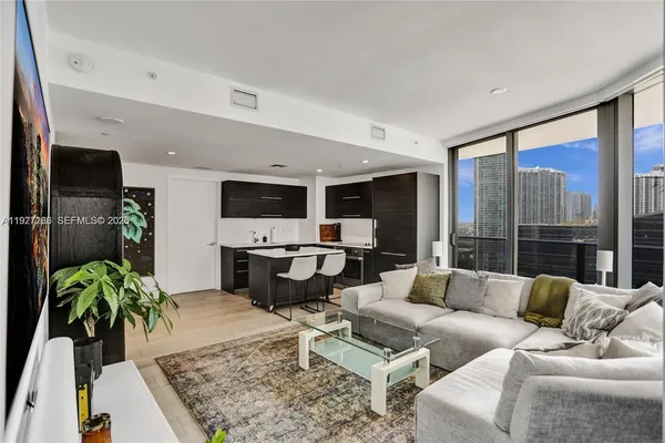 $6,000 | 45 Southwest 9th Street, Unit 2001, Miami, FL 33130