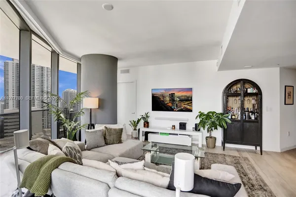 $6,000 | 45 Southwest 9th Street, Unit 2001, Miami, FL 33130