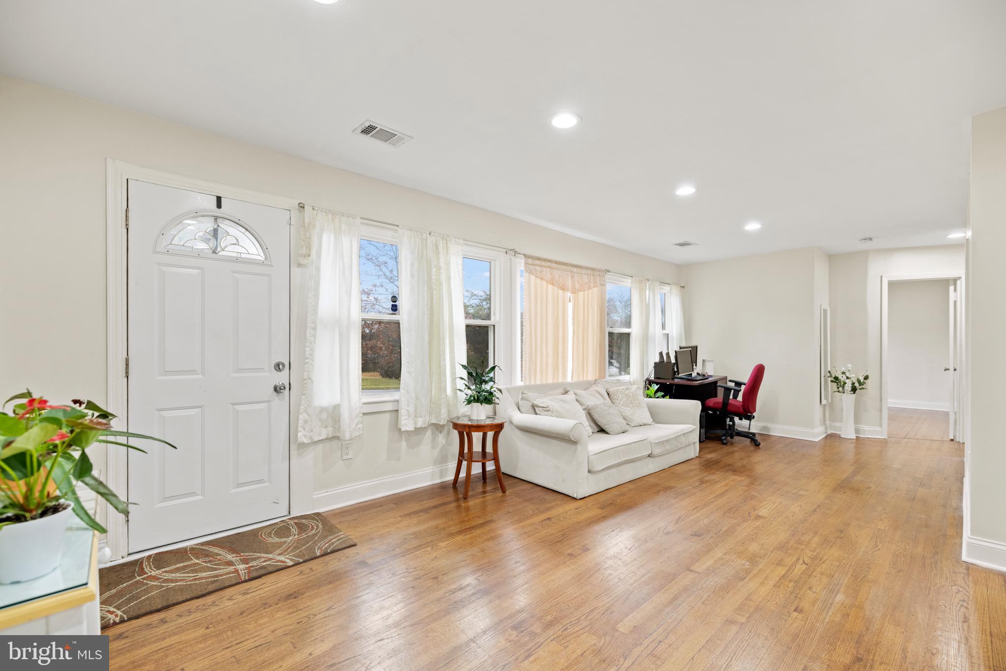8317 Schultz Road Clinton, MD 20735 - Photo 2 of 34 Living Room