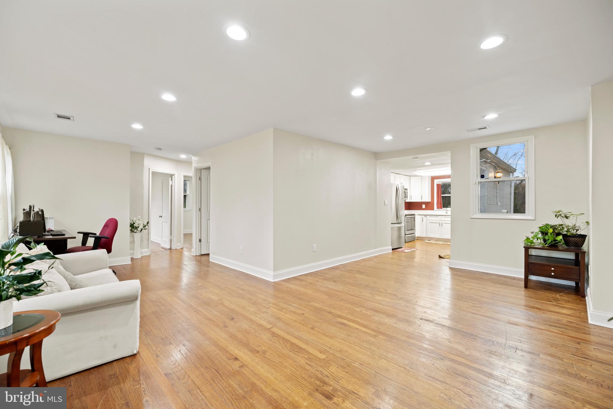 8317 Schultz Road Clinton, MD 20735 - Photo 3 of 34 Living Room