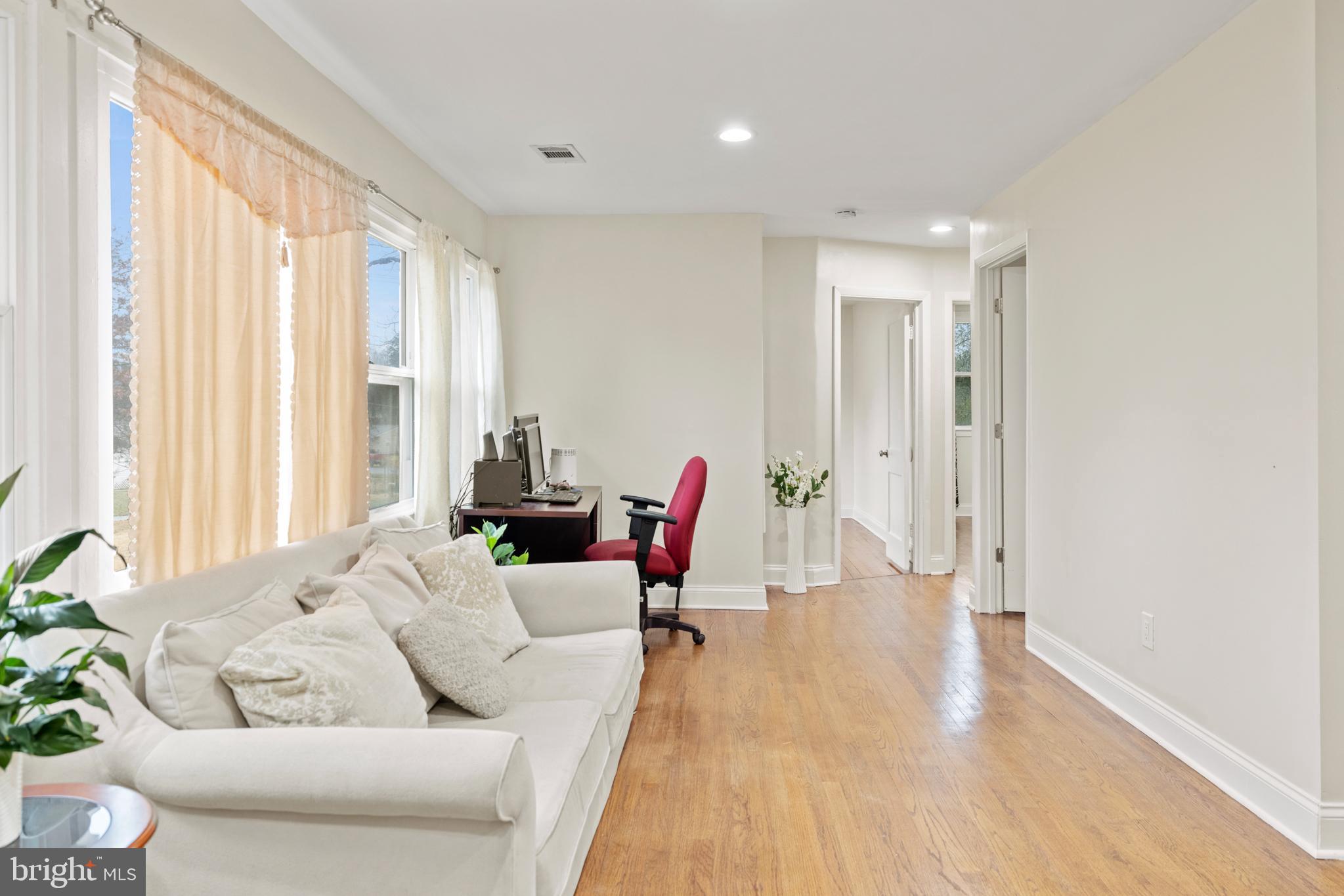 8317 Schultz Road Clinton, MD 20735 - Photo 4 of 34 Living Room
