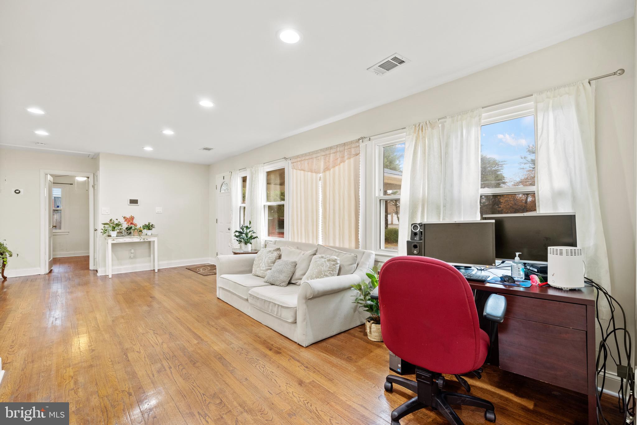 8317 Schultz Road Clinton, MD 20735 - Photo 5 of 34 Living Room