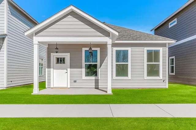 a view of a house with a yard