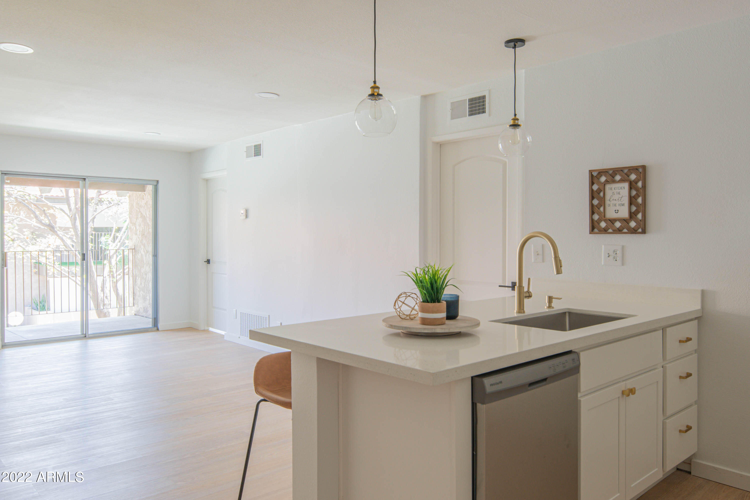 5525 East Thomas Road, Unit M7 Phoenix, AZ 85018 - Photo 5 of 27 m7-9