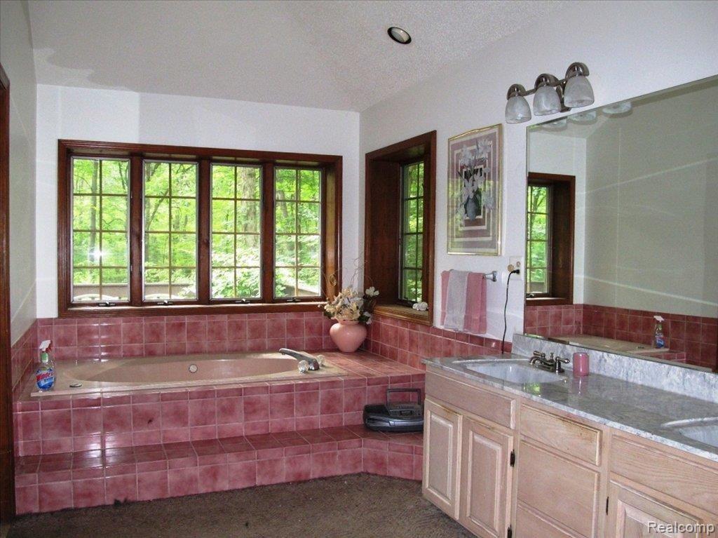 4300 Cordley Lake Road Pinckney, MI 48169 - Photo 13 of 15 Master Bath