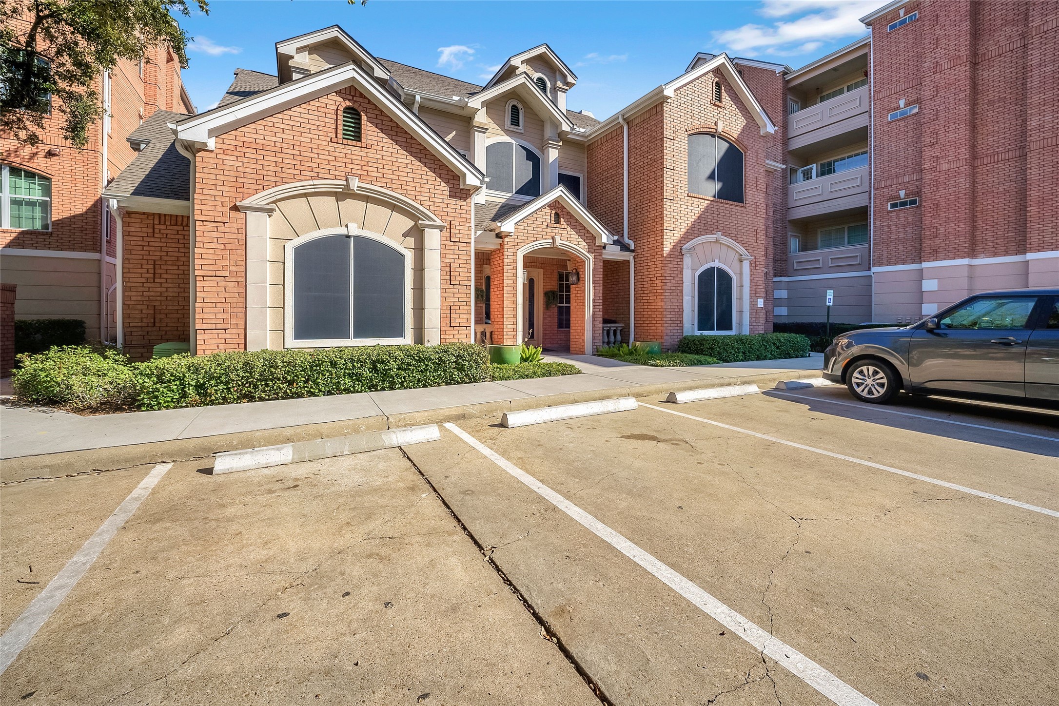 2111 Welch Street, Unit A113 Houston, TX 77019 - Photo 25 of 30 Exterior of On Site Management Office (Clubhouse)