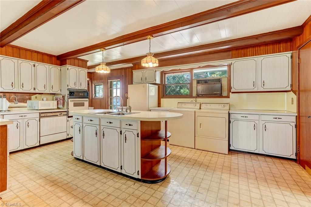 4009 Groometown Road Greensboro, NC 27407 - Photo 8 of 35