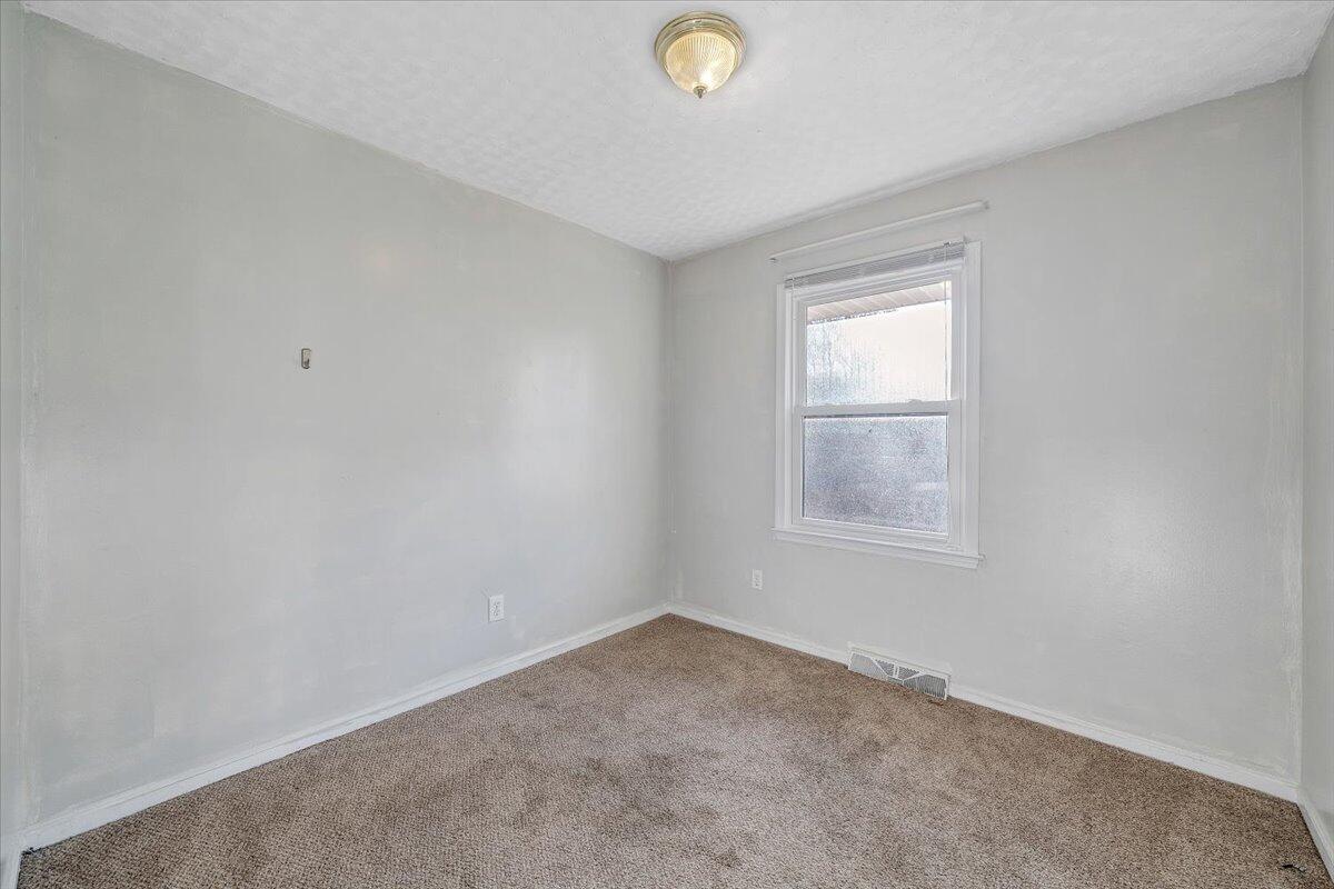 725 Ramada Road Vinton, VA 24179 - Photo 18 of 38 an empty room with windows
