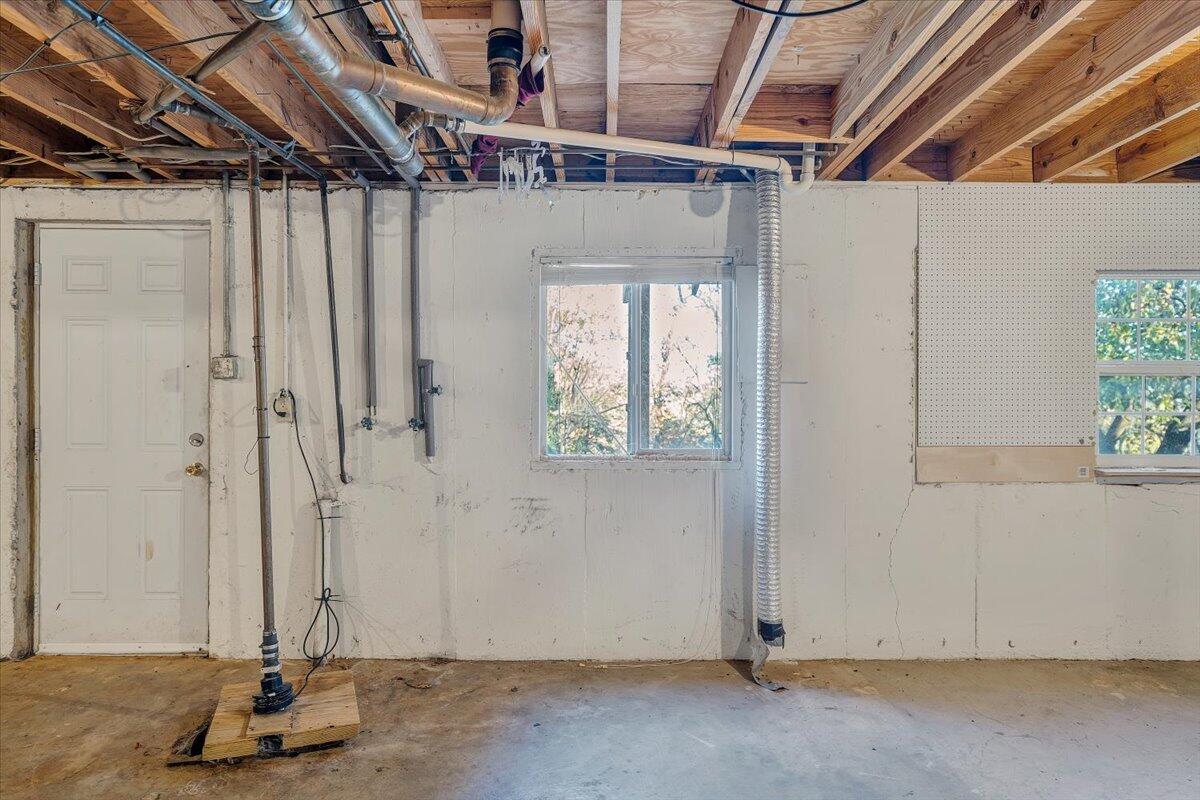 725 Ramada Road Vinton, VA 24179 - Photo 31 of 38 a view of a garage