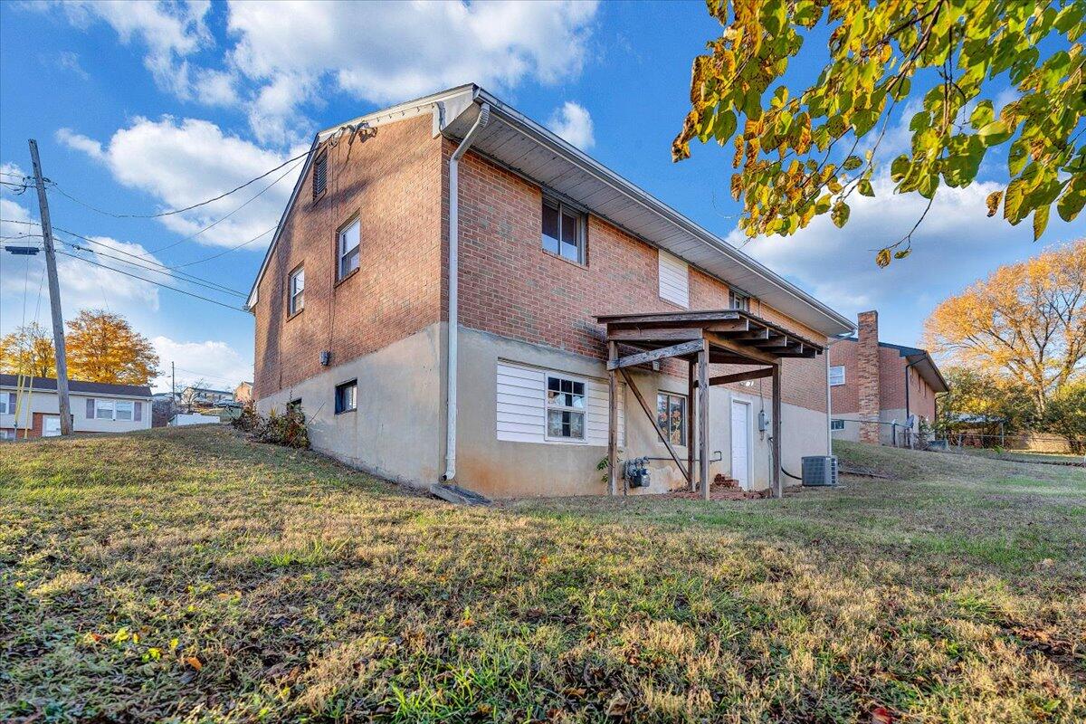 725 Ramada Road Vinton, VA 24179 - Photo 33 of 38 a backyard of a house with lots of green space