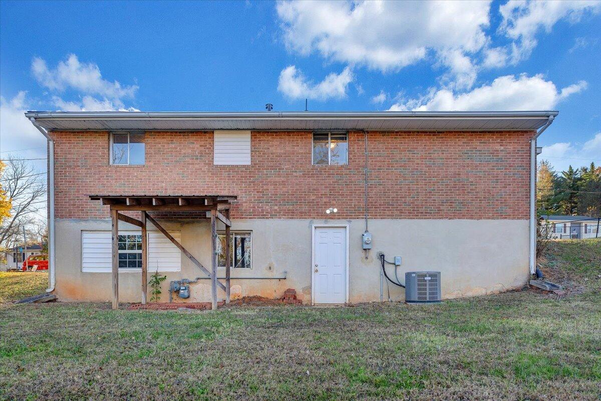 725 Ramada Road Vinton, VA 24179 - Photo 35 of 38 front view of house with a yard