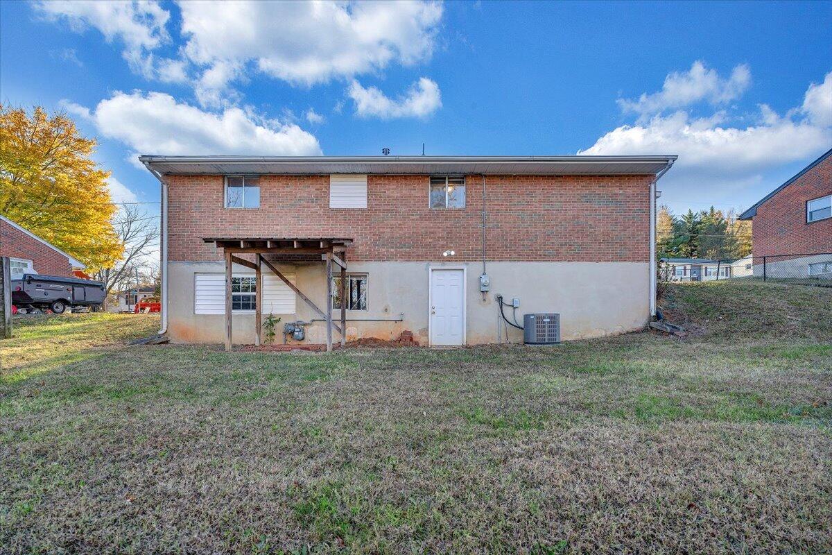 725 Ramada Road Vinton, VA 24179 - Photo 36 of 38 a front view of a house with a yard