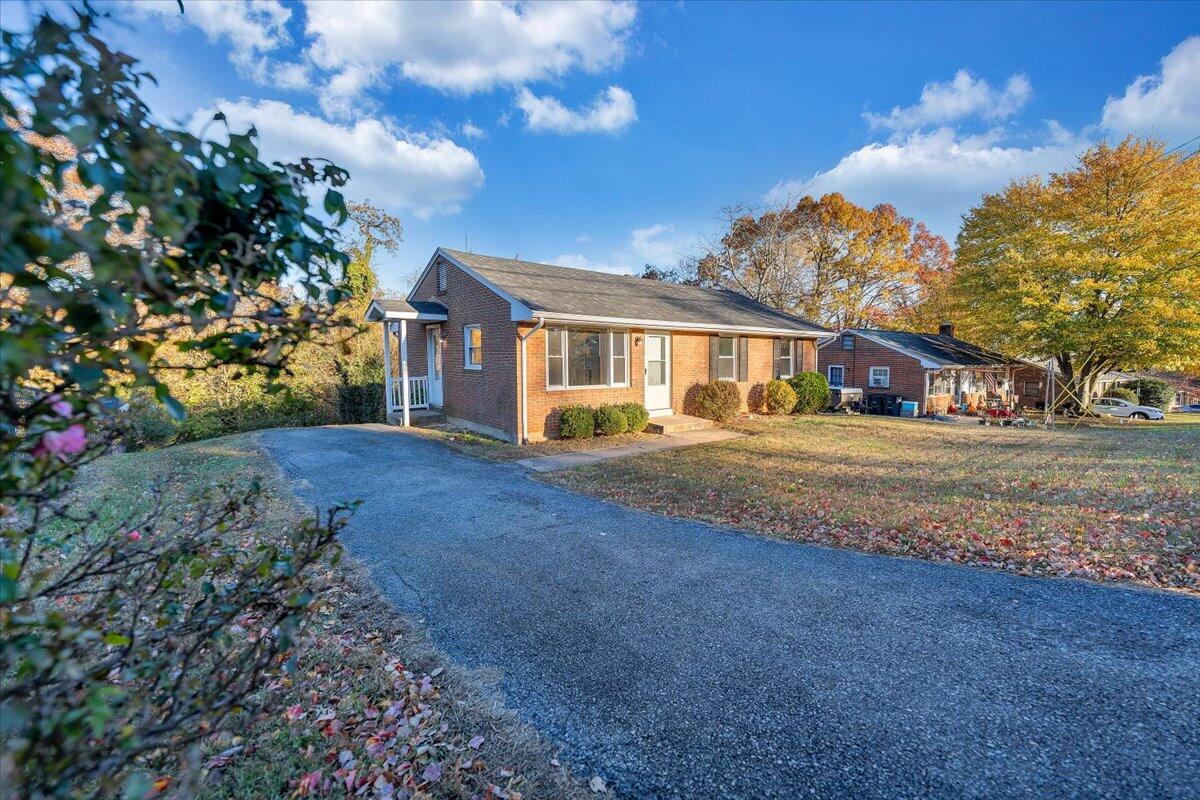 725 Ramada Road Vinton, VA 24179 - Photo 6 of 38 a house view with garden space
