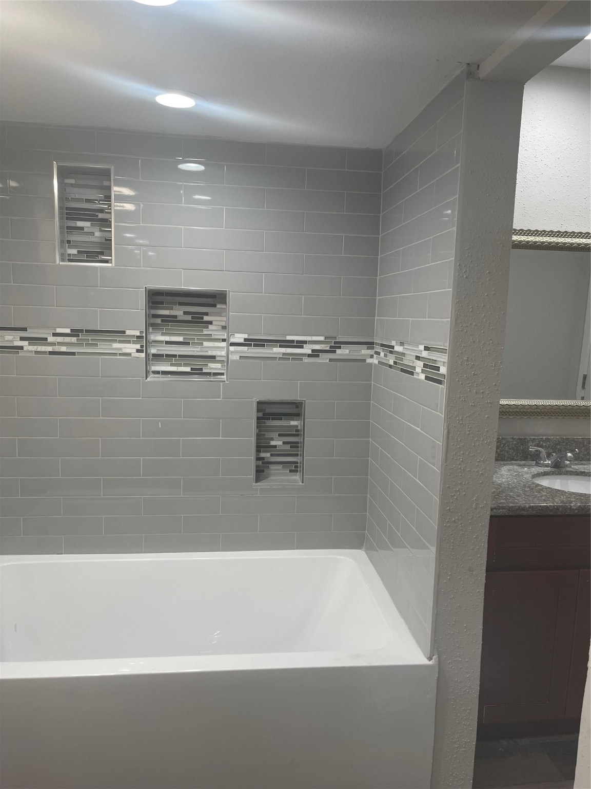 10912 Gulf Freeway, Unit 73 Houston, TX 77075 - Photo 22 of 27 a bathroom with a bathtub