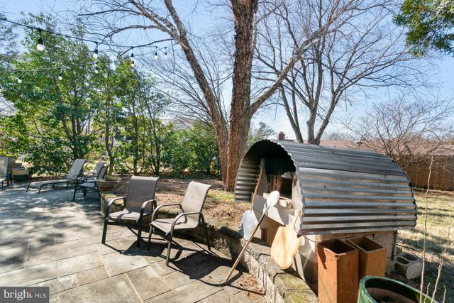 a view of livingroom with furniture