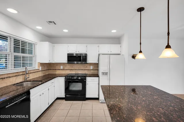 $3,650 | 9 Ambrose Lane, Unit 141, Holmdel, NJ 07733