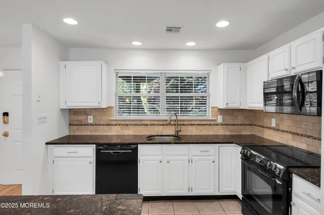 $3,650 | 9 Ambrose Lane, Unit 141, Holmdel, NJ 07733