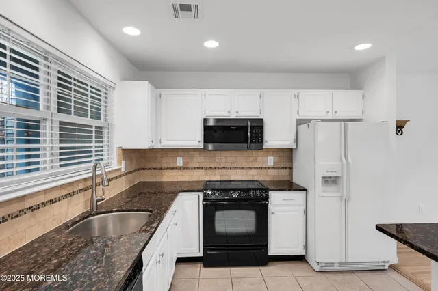 $3,650 | 9 Ambrose Lane, Unit 141, Holmdel, NJ 07733