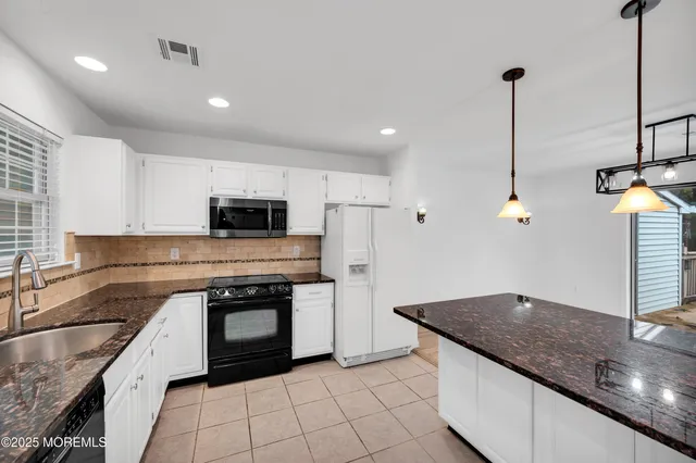 $3,650 | 9 Ambrose Lane, Unit 141, Holmdel, NJ 07733