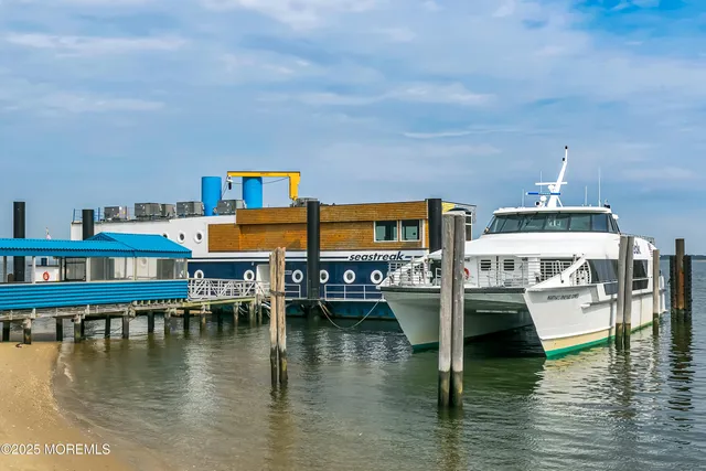 $3,650 | 9 Ambrose Lane, Unit 141, Holmdel, NJ 07733