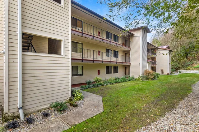 $345,000 | 908 East Bay Drive Northeast, Unit 203, Olympia, WA 98506
