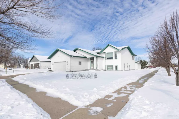 $369,900 | 790 Lakeridge Drive, West Fargo, ND 58078
