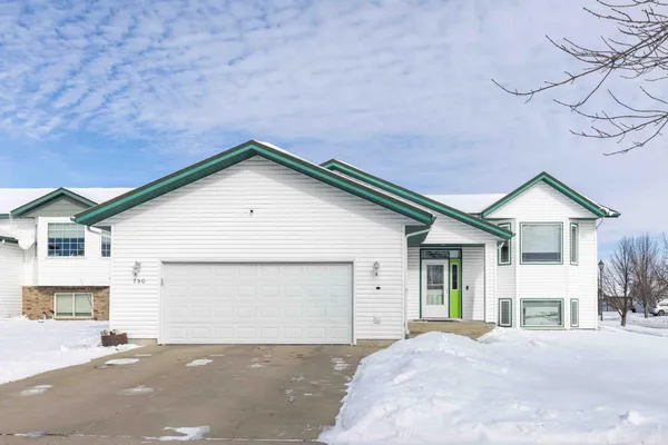 $369,900 | 790 Lakeridge Drive, West Fargo, ND 58078