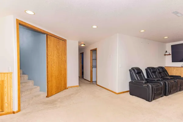 $369,900 | 790 Lakeridge Drive, West Fargo, ND 58078