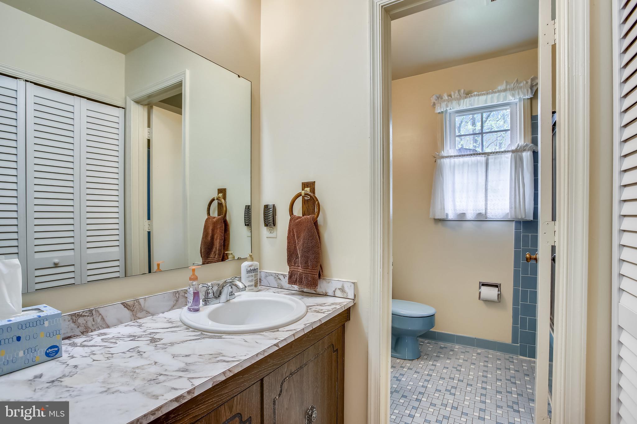 10215 Old Hunt Road Vienna, VA 22181 - Photo 34 of 70 Upper-Level Hall Bathroom