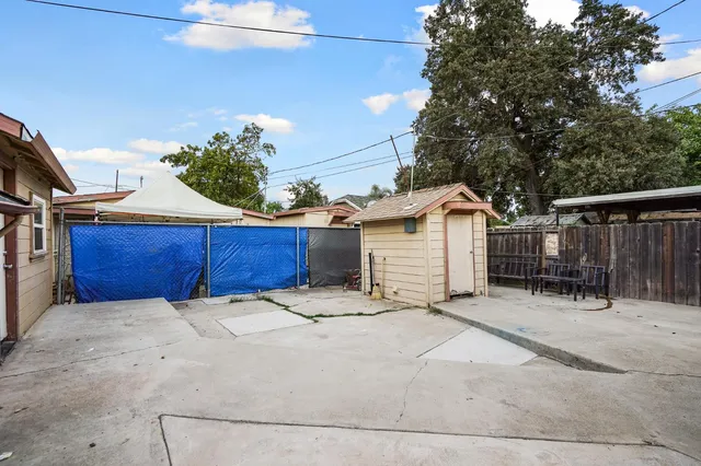 a view of a backyard