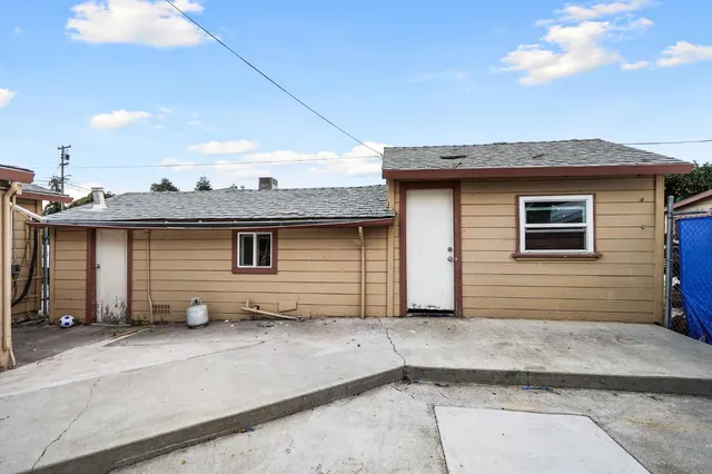 a house that has a lot of windows on it