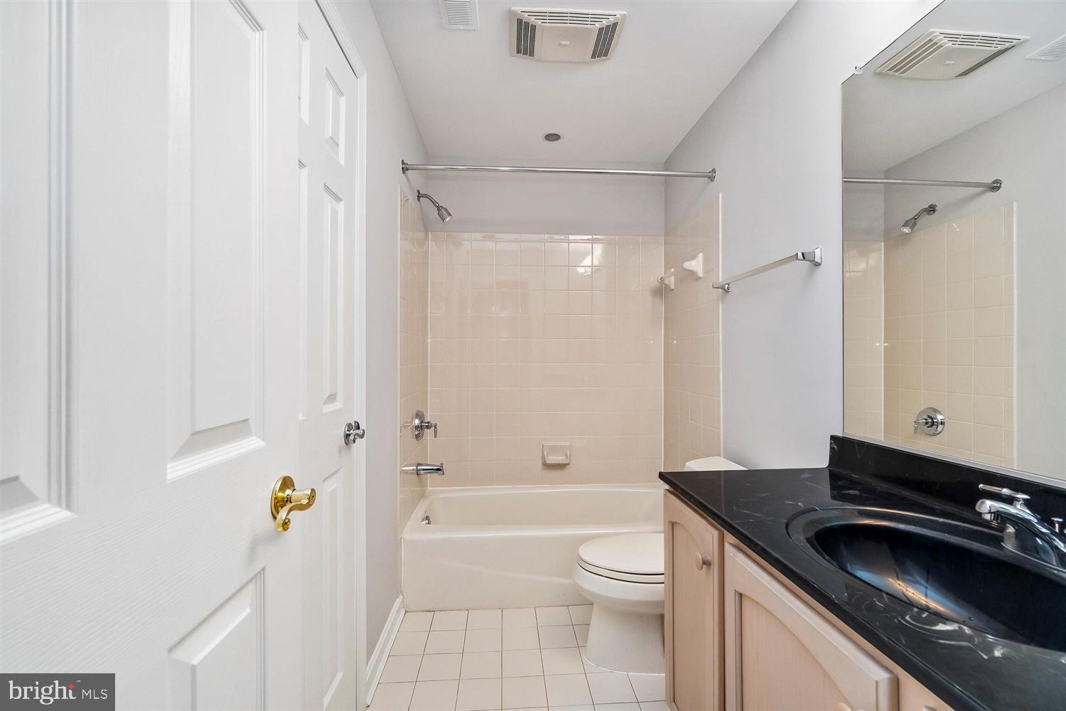 2331 Boston Street, Unit 3 Baltimore, MD 21224 - Photo 4 of 33 First level full bath