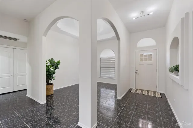 a view of entryway with livingroom