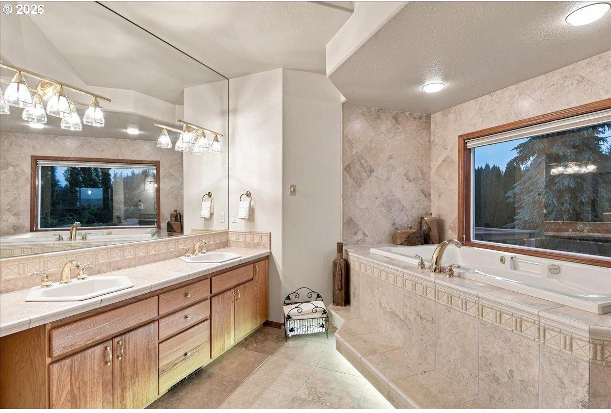 6510 Northwest 209th Street Ridgefield, WA 98642 - Photo 30 of 48 Owner's Suite Bathroom