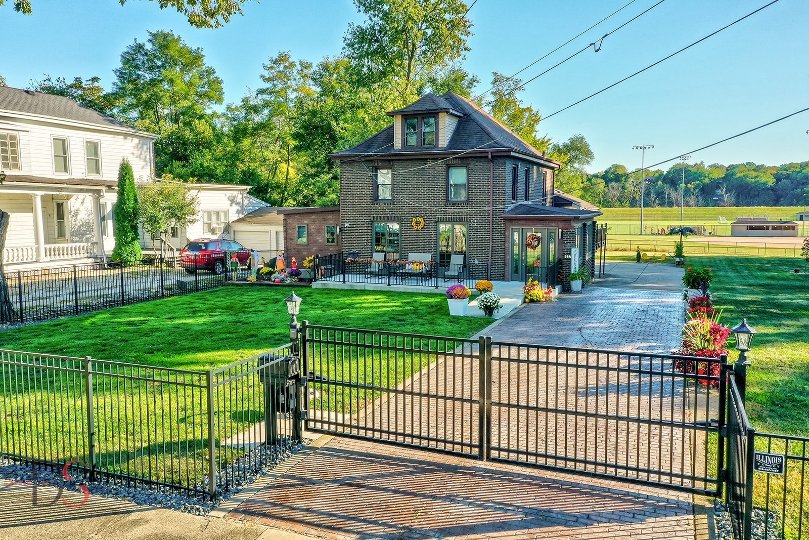 a view of a house with a yard