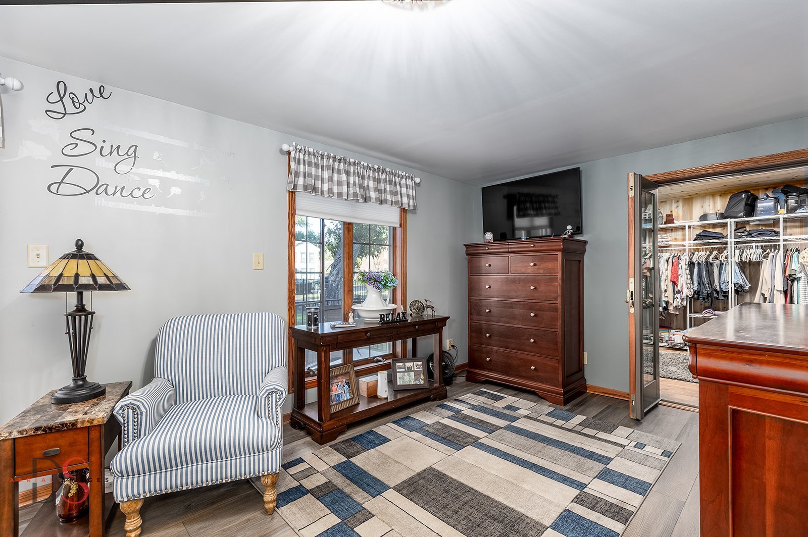 527 East Main Street Ottawa, IL 61350 - Photo 11 of 44 a living room with furniture and a window