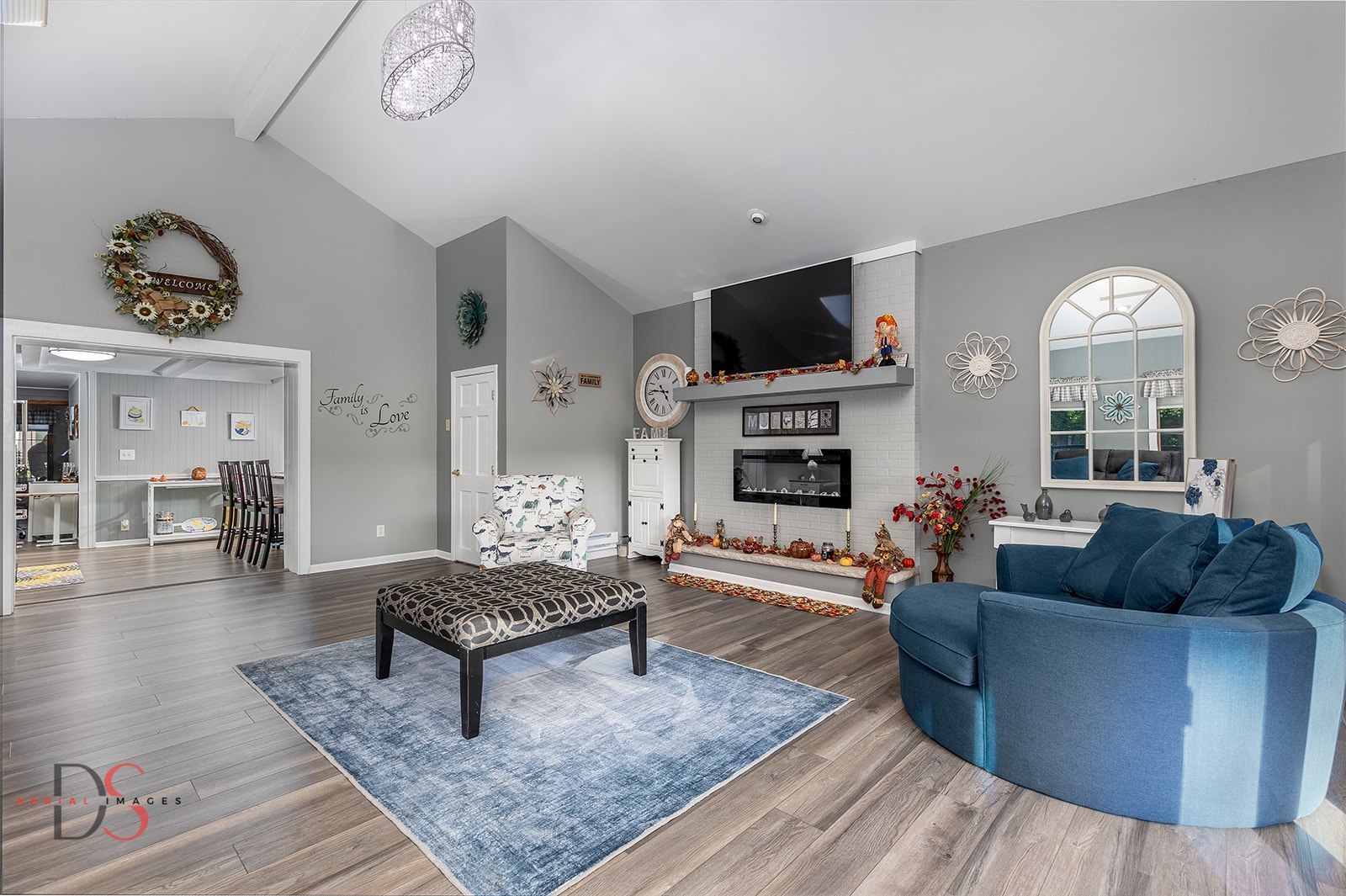 527 East Main Street Ottawa, IL 61350 - Photo 22 of 44 a living room with furniture and a flat screen tv