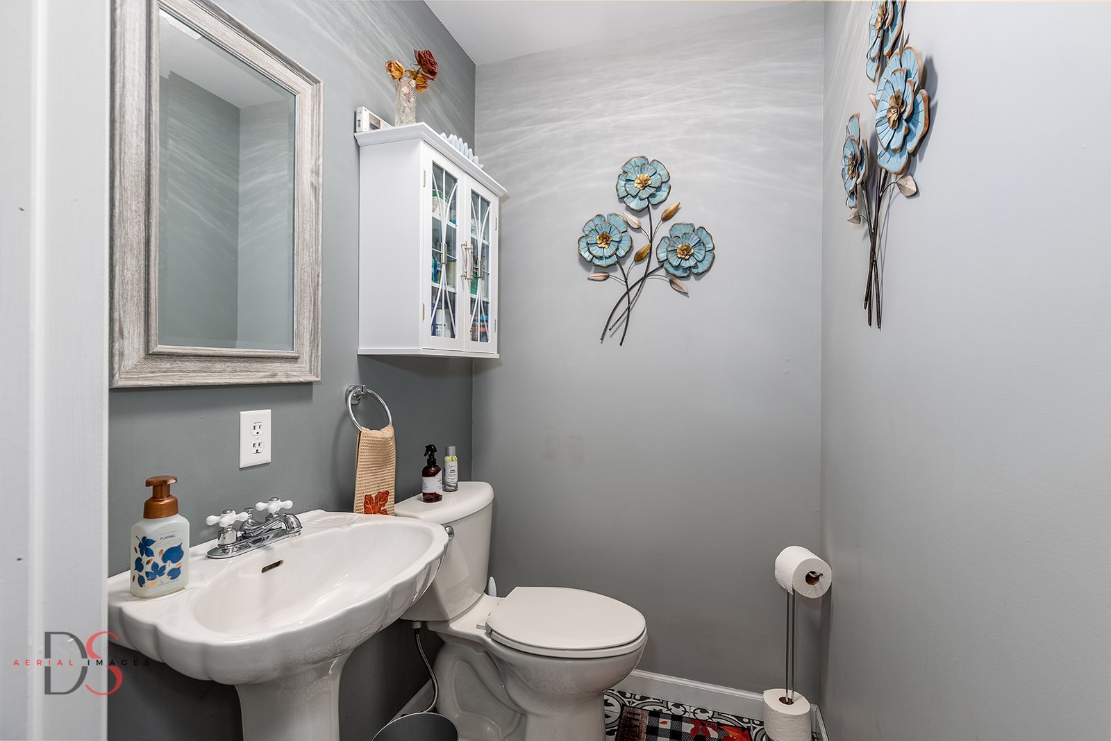 527 East Main Street Ottawa, IL 61350 - Photo 23 of 44 a bathroom with a toilet sink and mirror
