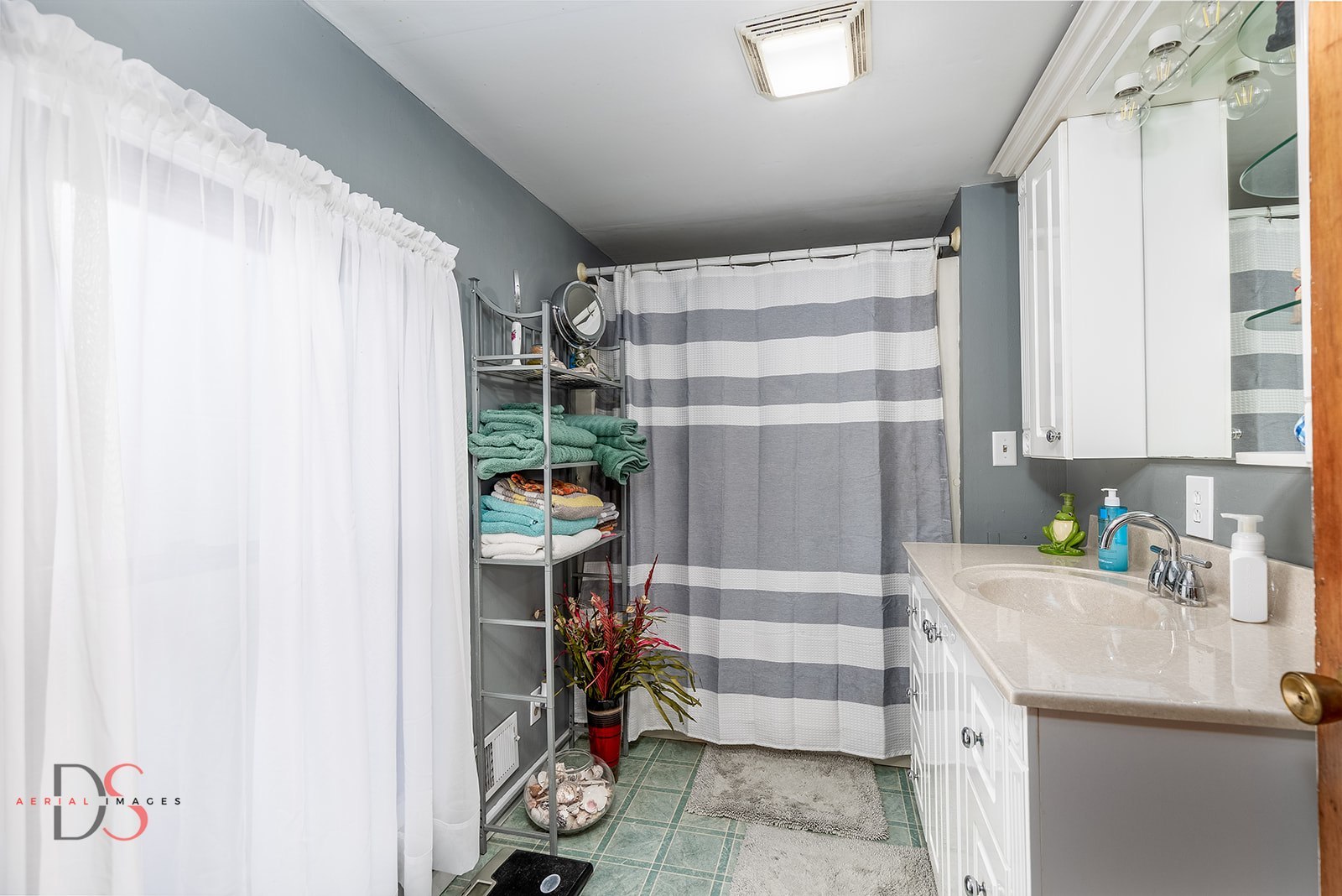 527 East Main Street Ottawa, IL 61350 - Photo 25 of 44 a kitchen with a refrigerator and a sink