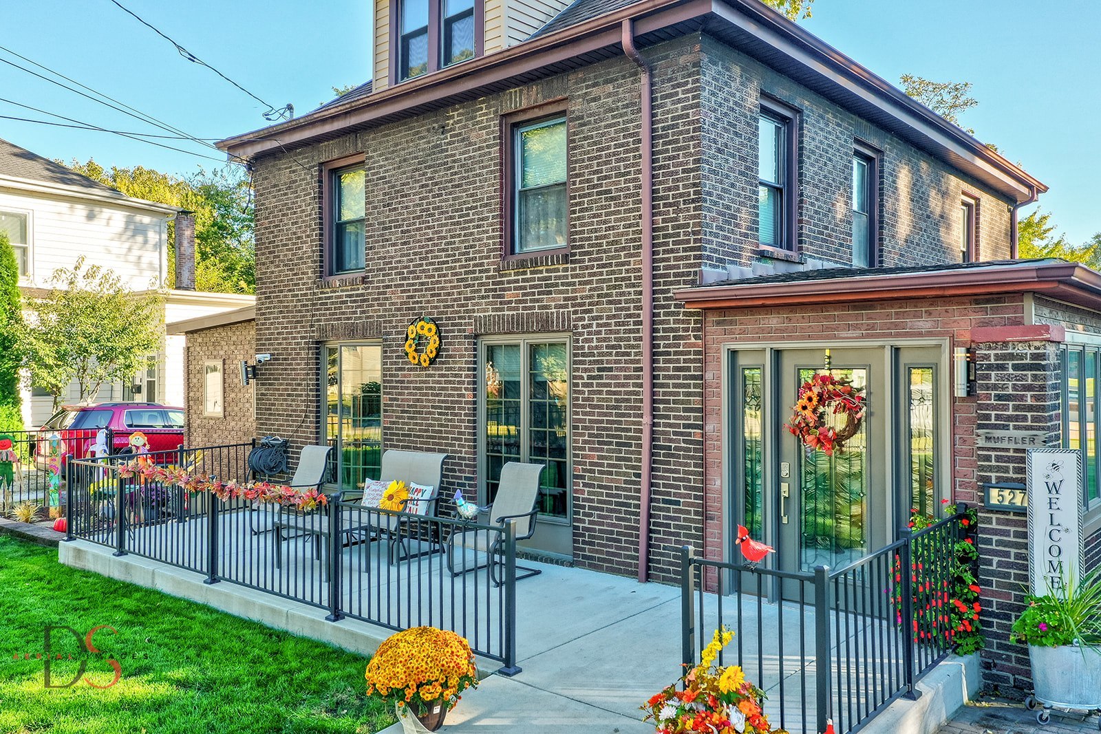 527 East Main Street Ottawa, IL 61350 - Photo 4 of 44 a front view of a house with patio