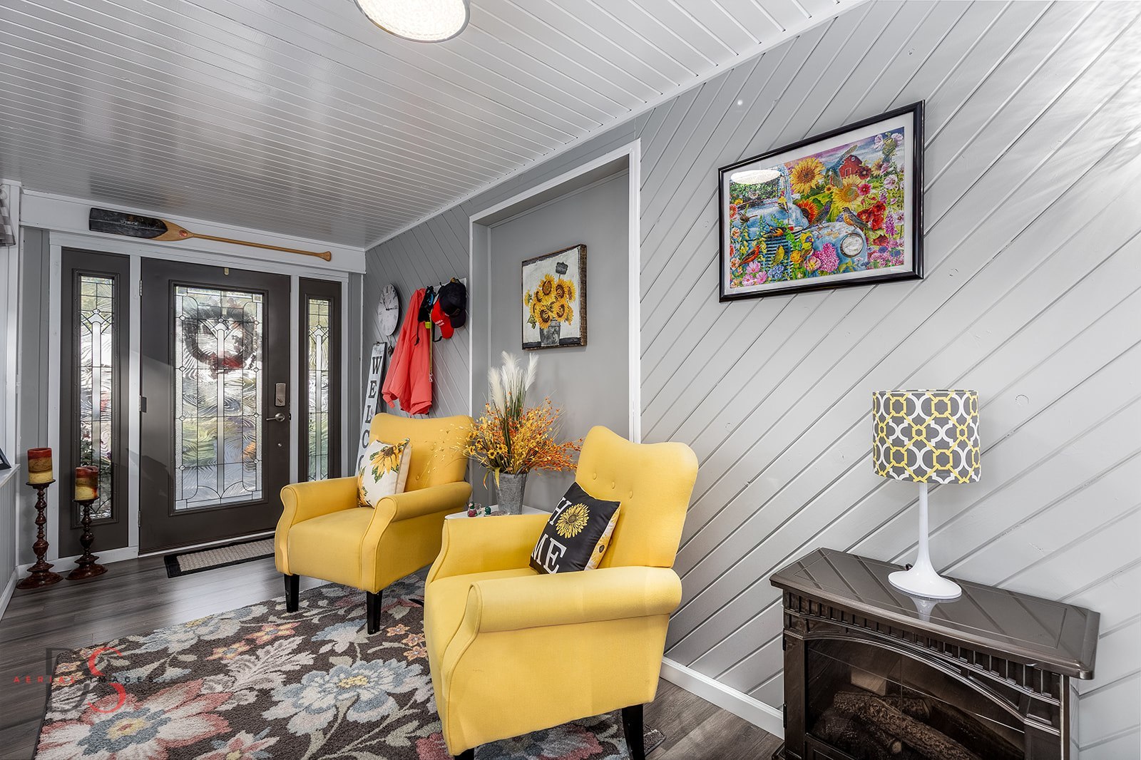 527 East Main Street Ottawa, IL 61350 - Photo 6 of 44 a living room with furniture and a flat screen tv