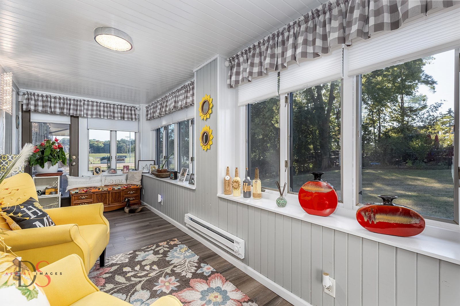 527 East Main Street Ottawa, IL 61350 - Photo 7 of 44 a living room with furniture and a floor to ceiling window