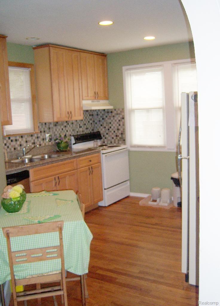 175 West Gates Street Romeo, MI 48065 - Photo 9 of 29 100_0985 kitchen.jpg
