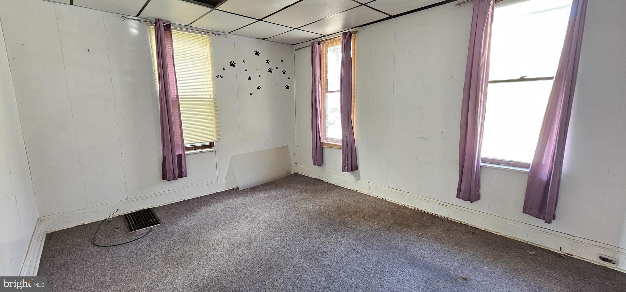 922-924 Von Lunen Road Johnstown, PA 15902 - Photo 12 of 54 an empty room with window