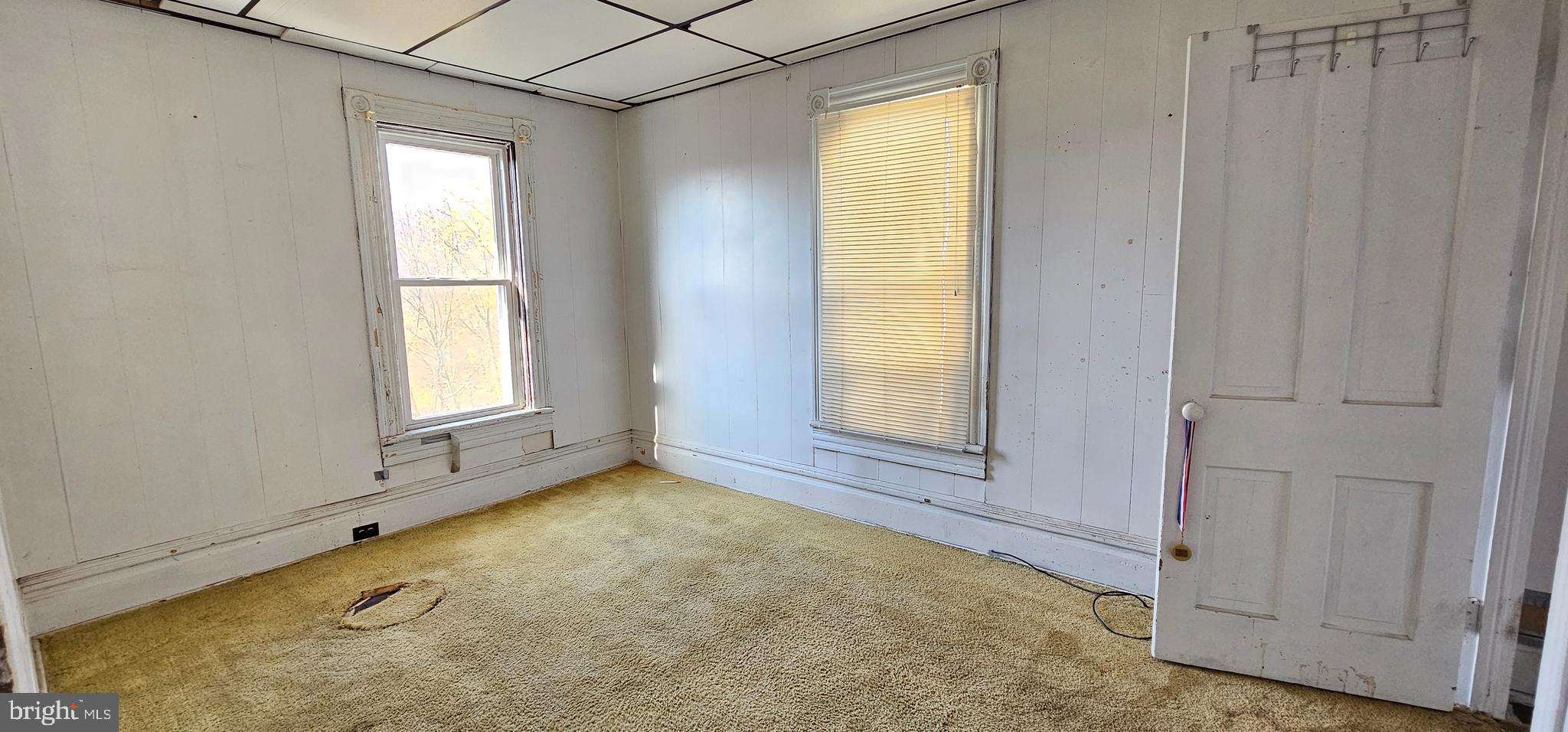 922-924 Von Lunen Road Johnstown, PA 15902 - Photo 22 of 54 an empty room with windows