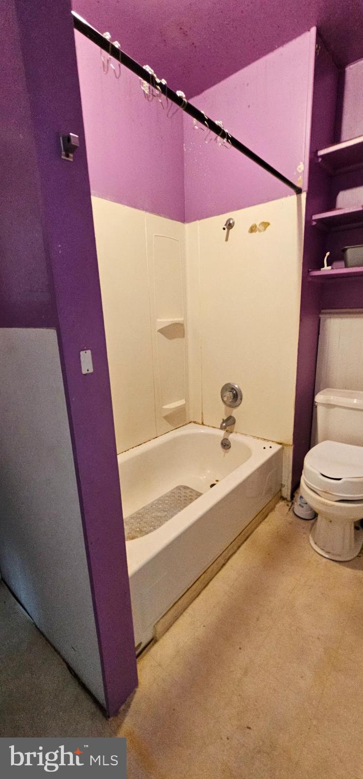 922-924 Von Lunen Road Johnstown, PA 15902 - Photo 26 of 54 a bathroom with a bathtub and shower