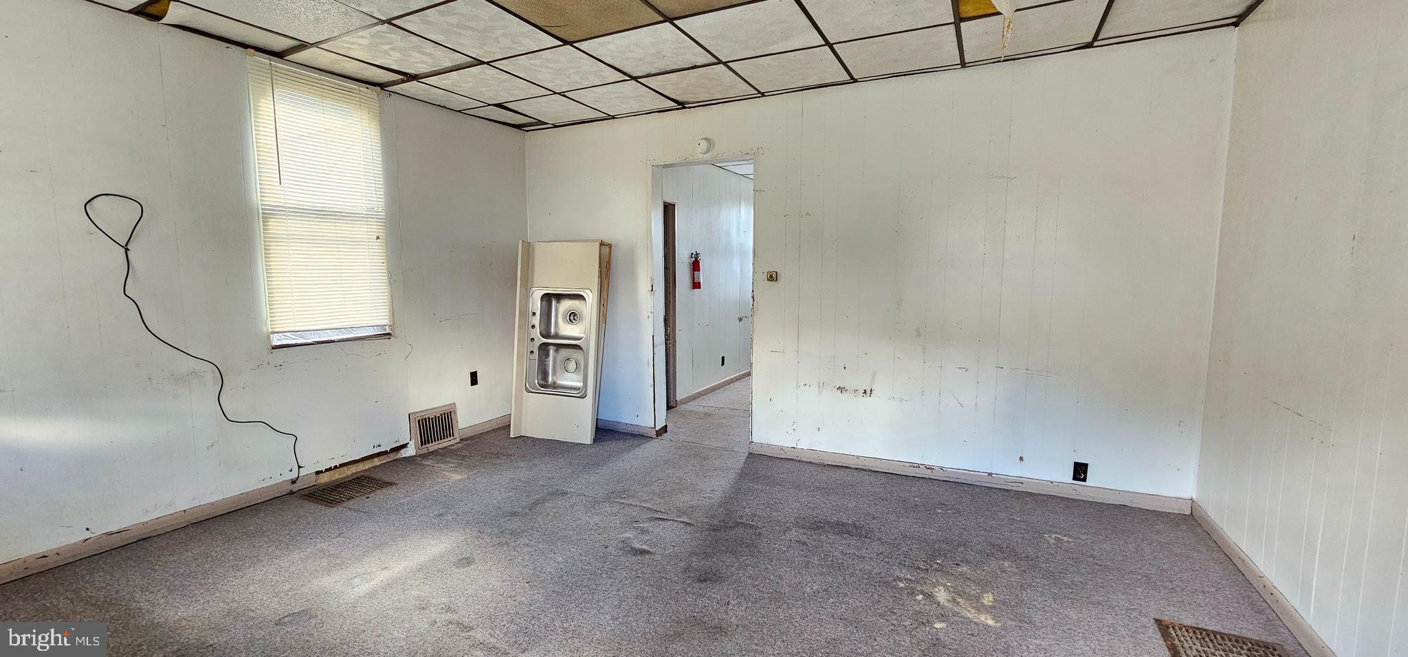 922-924 Von Lunen Road Johnstown, PA 15902 - Photo 33 of 54 an empty room with windows