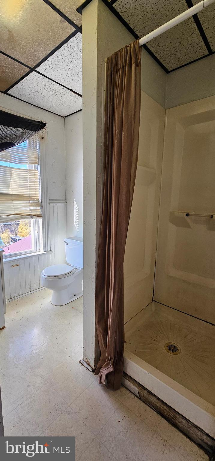 922-924 Von Lunen Road Johnstown, PA 15902 - Photo 46 of 54 a bathroom with a shower and a tub