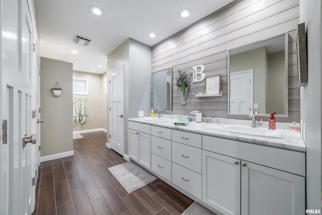 $595,000 | 1006 Abbey Ridge Court, Quincy, IL 62305