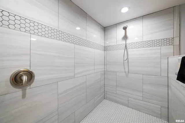 $595,000 | 1006 Abbey Ridge Court, Quincy, IL 62305